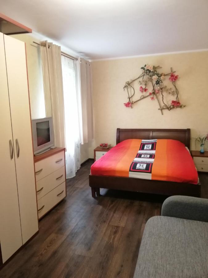 Isida Hotel: Near Zhuliany Airport and Beresteiska Metro Kyiv Exterior photo